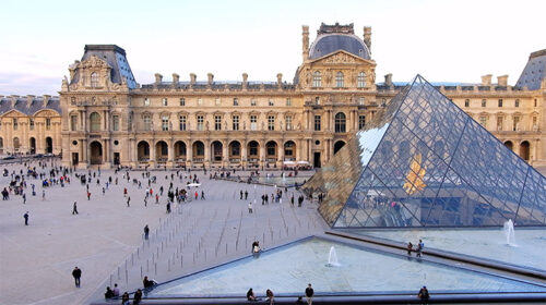 VIDEO – Visitors at Louvre museum art galleries, square and buildings, stock video - Starpik Stock