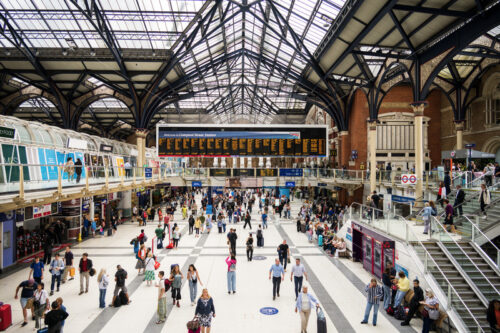 LONDON, UNITED KINGDOM – AUGUST 23, 2023: Interior view of the Liverpool Street Station in city downtown with multiple people and shops inside - Starpik Stock