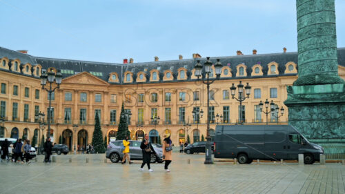 PARIS, FRANCE – JANUARY, 2022: View of The Vendome Place in city downtown. Walking people, Vendome Column and old classic buildings, cloudy sky - Starpik