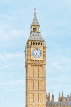 Vertical view of the Big Ben located in Palace of Westminster in London downtown, United Kingdom. Blue sky on the background - Starpik Stock