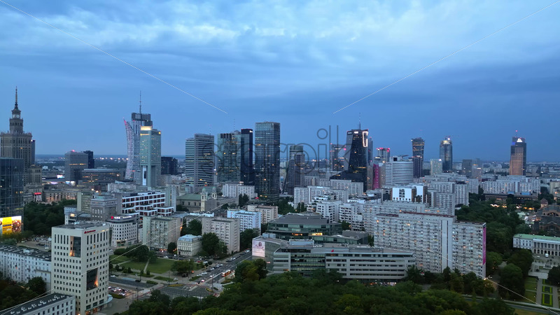 VIDEO Aerial drone view of Warsaw, Poland on the River Vistula in the evening - Starpik