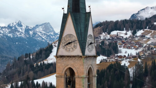 video Aerial drone view of the San Lorenzo Church in the Selva di Cadore comune, in the Dolomites, Italy - Starpik Stock