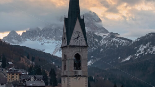 video Aerial drone view of the San Lorenzo Church in the Selva di Cadore comune, in the Dolomites, Italy - Starpik Stock