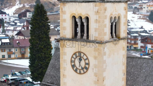 video Arabba, Italy – January 10, 2025: Aerial drone view of the Chiesa di Arabba in the Arabba village, in the Dolomites, Italy - Starpik Stock