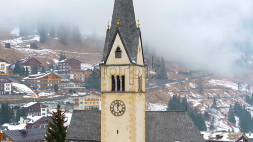 video Arabba, Italy – January 10, 2025: Aerial drone view of the Chiesa di Arabba in the Arabba village, in the Dolomites, Italy - Starpik Stock