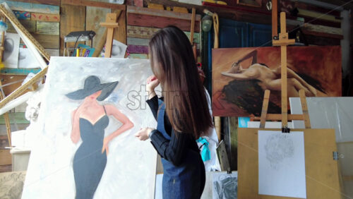 Video - Woman presenting a painting at an art gallery workshop