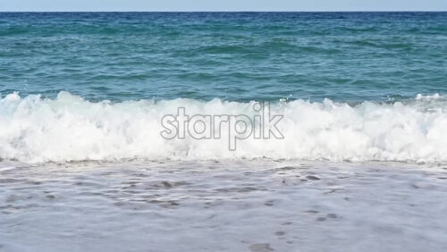 Video - Mediterranean sea and its waves, slow motion