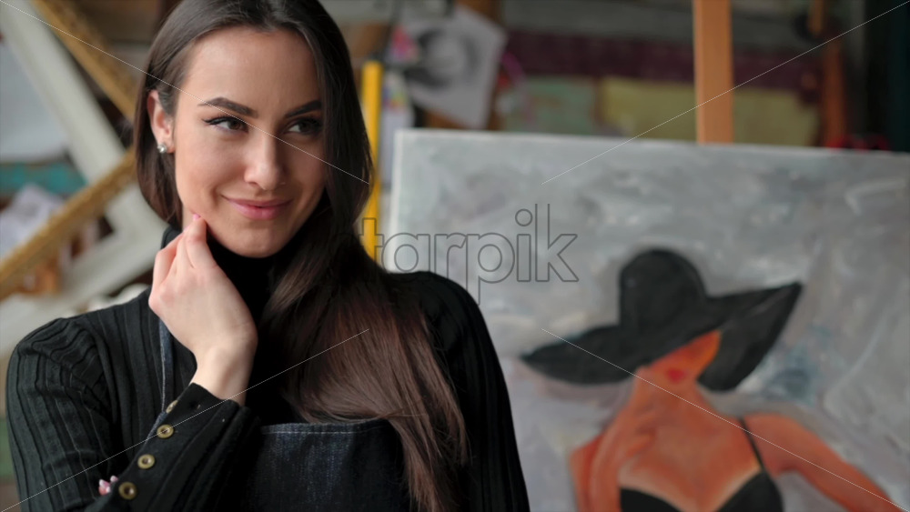 Video - Woman standing in front of a painting at an art gallery workshop