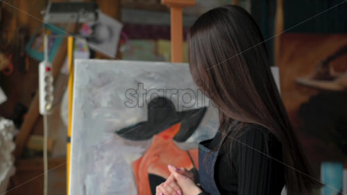 Video - Woman presenting a painting at an art gallery workshop