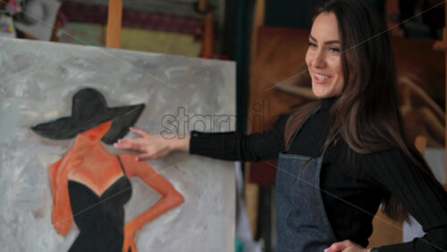 Video - Woman presenting a painting at an art gallery workshop