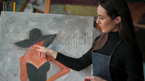 Video - Woman presenting a painting at an art gallery workshop