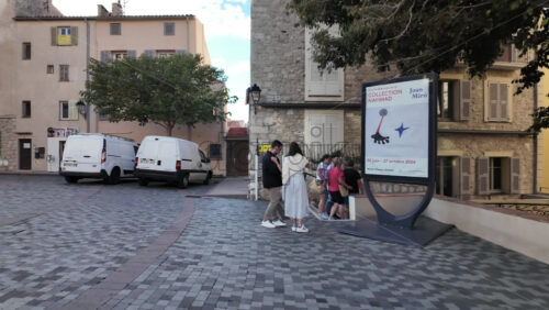 Antibes, France – July 14, 2025: People walking on the streets of the city on a sunny day - Starpik Stock
