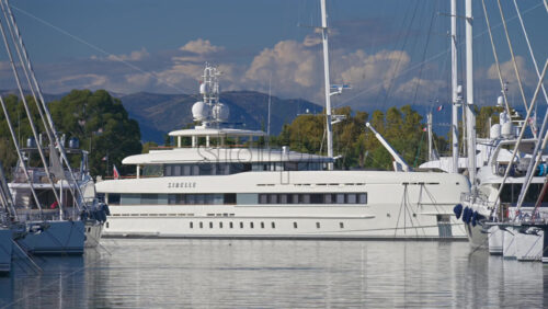 Antibes, France – June 7, 2025: Multiple white boats docked in the Port Vauban in daylight - Starpik Stock