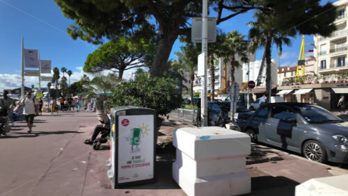 Cannes, France – July 12, 2025: People walking along the seafront on a sunny day - Starpik Stock