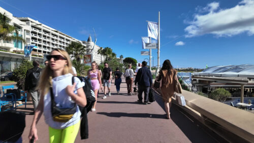 Cannes, France – July 12, 2025: People walking along the seafront on a sunny day - Starpik Stock