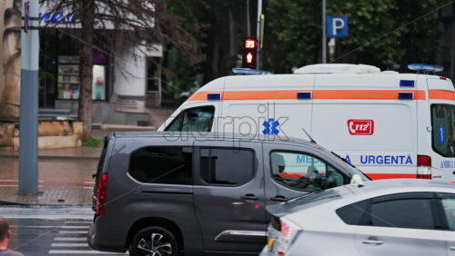 Chisinau, Moldova – June 11, 2025: Ambulance rushing on the streets of the city center on a rainy day - Starpik Stock