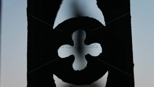 Chisinau, Moldova – June 15, 2025: Stephen the Great statue seen through the out-of-focus curves of a wrought-iron fence - Starpik Stock