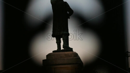Chisinau, Moldova – June 15, 2025: Stephen the Great statue seen through the out-of-focus curves of a wrought-iron fence - Starpik Stock