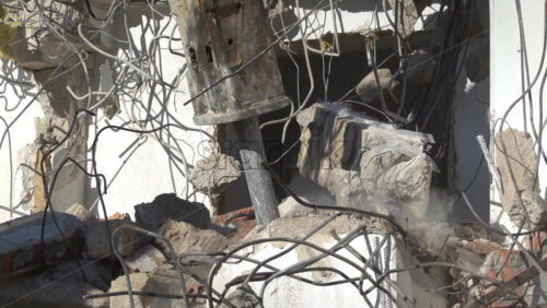 Chisinau, Moldova – June 6, 2025: An excavator demolishing concrete building with hydraulic breaker - Starpik Stock