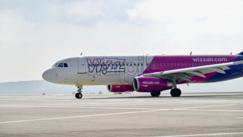 Chisinau, Moldova – March 20, 2025: View of a white WizzAir airplane moving at the Chisinau International Airport - Starpik Stock
