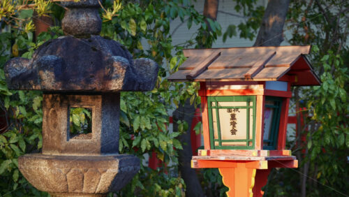 Kyoto, Japan – April 11, 2025: Japanese street lamp in the garden of the Yasaka shrine. Translation: “Festival of Ten Thousand Lights” - Starpik Stock
