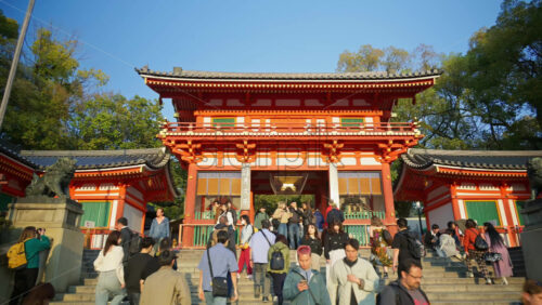 Kyoto, Japan – April 11, 2025: People moving on the stairs at the Yasaka Jinja Nishiromon Gate at the Shinto shrine. Translation: “Tsutsuji festival” - Starpik Stock