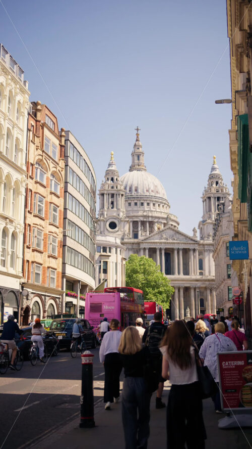 London, England – May 12, 2025: Bustling street leading to the majestic dome of St. Paul’s Cathedral under bright daylight. Vertical - Starpik Stock