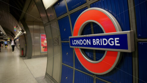 London, England – May 12, 2025: Close up of the iconic London Bridge Underground station sign with a clean, modern platform in the background - Starpik Stock