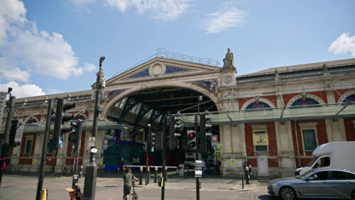 London, England – May 12, 2025: Time lapse of the people and cars moving in front of the Smithfield Market in daylight - Starpik Stock