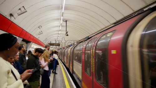 London, England – May 12, 2025: Underground tube train arriving at Liverpool Street station - Starpik Stock