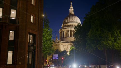 London, England – May 12, 2025: View of St. Paul’s Cathedral with cars moving along a busy street at night - Starpik Stock