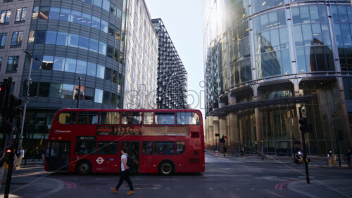 London, England – May 13, 2025: Intersection view of Primrose street in the city, surrounded by modern skyscrapers, pedestrians, taxis, and traffic - Starpik Stock