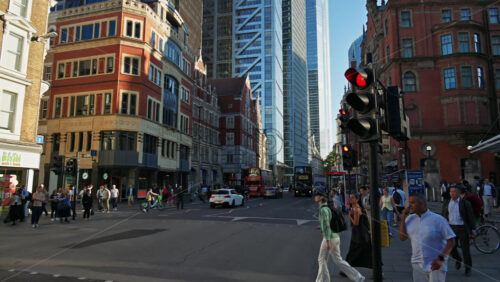 London, England – May 13, 2025: Time lapse of people moving through the financial district of the city near Liverpool station - Starpik Stock