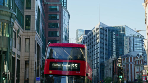 London, England – May 13, 2025: Time lapse of traffic moving through the financial district of the city near Liverpool Station - Starpik Stock