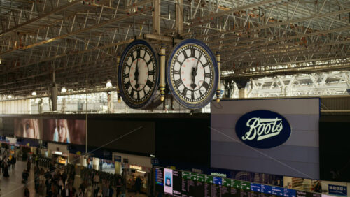 London, England – May 14, 2025: Close-up of the twin-faced clock suspended inside Waterloo Station - Starpik Stock