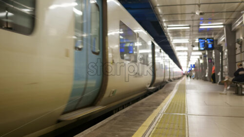 London, England – May 14, 2025: Passengers waiting and boarding at City ThamesLink station - Starpik Stock