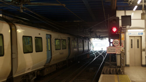London, England – May 14, 2025: ThamesLink train leaving a modern tube station - Starpik Stock