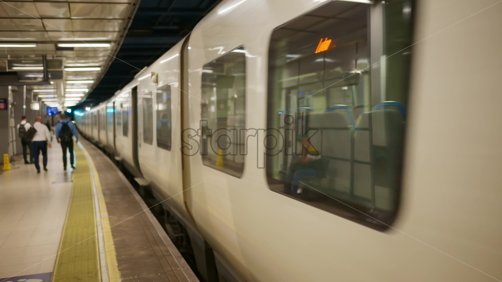 London, England – May 14, 2025: ThamesLink train leaving a modern tube station - Starpik Stock