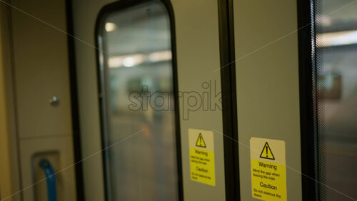 London, England – May 14, 2025: The doors of ThamesLink train closing as it’s leaving the station - Starpik Stock