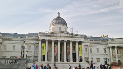 London, England – May 14, 2025: Time lapse of people sitting and moving on the steps of the The National Gallery museum in daylight. Trafalgar Square - Starpik Stock