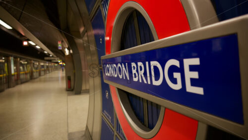London, England – May 15, 2025: Close up of the iconic London Bridge Underground station sign with a clean, modern platform in the background - Starpik Stock