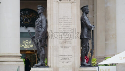 London, England – May 15, 2025: Close-up of the war memorial with bronze soldier statues and engraved dedication in front of the Royal Exchange building - Starpik Stock