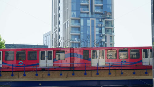 London, England – May 16, 2025: A Docklands Light Railway moving through Canary Wharf - Starpik Stock