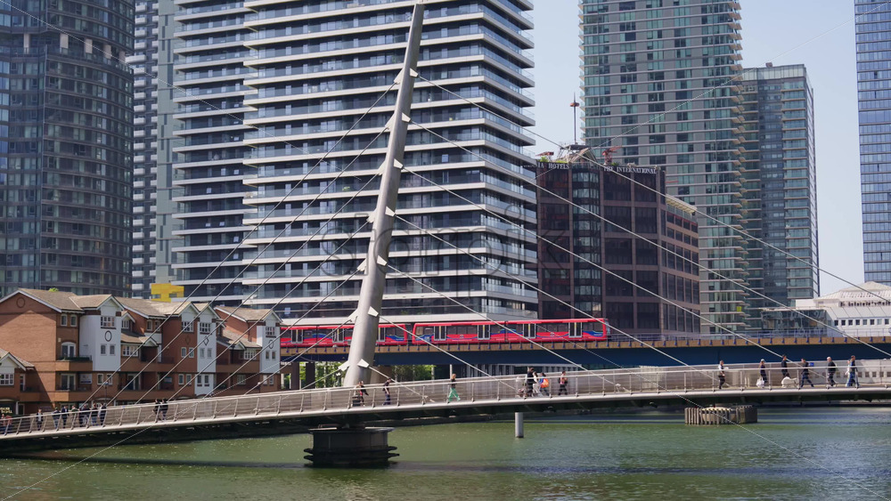 London, England – May 16, 2025: A Docklands Light Railway moving through Canary Wharf - Starpik Stock