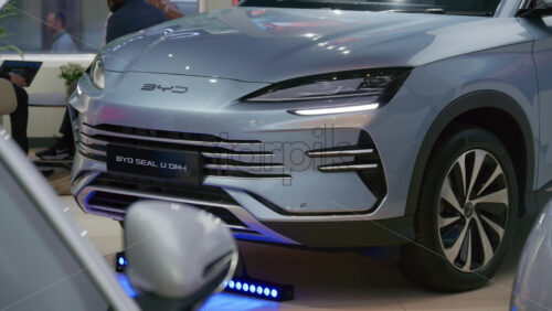 London, England – May 16, 2025: Close-up of the front of a sleek, silver BYD Seal U DM-i electric car displayed indoors - Starpik Stock