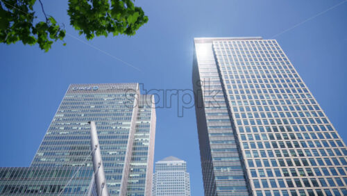 London, England – May 16, 2025: The towering Chase and JPMorgan corporate headquarters building with reflective glass windows - Starpik Stock