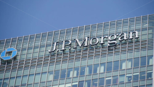 London, England – May 16, 2025: The towering Chase and JPMorgan corporate headquarters building with reflective glass windows - Starpik Stock