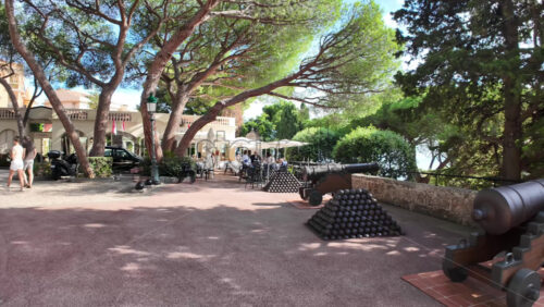 Monte Carlo, Monaco – July 18, 2025: Old cannons lined up with stacked pyramids of cannonballs in the courtyard of the Palace of Monaco - Starpik Stock