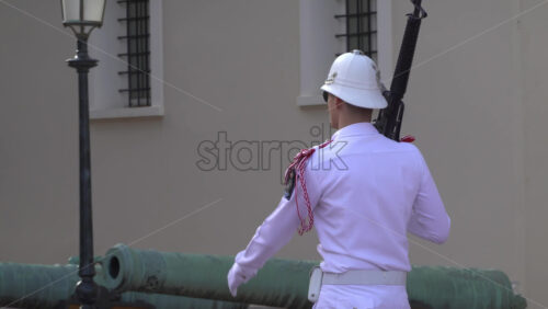 Monte Carlo, Monaco – July 4, 2025: Guard dressed in white marching at the Palace of Monaco in daylight - Starpik Stock