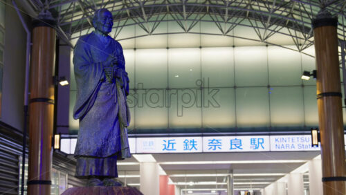 Nara, Japan – April 10, 2025: Gyoki Bodhisattva statue in front of the Kintetsu Nara Station in the evening - Starpik Stock